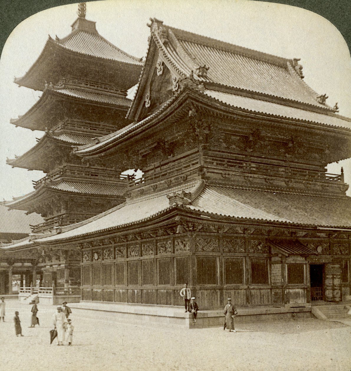Staatliche Pracht des Shitenno-ji-Tempels, Osaka, Japan, 1904 von Underwood and Underwood