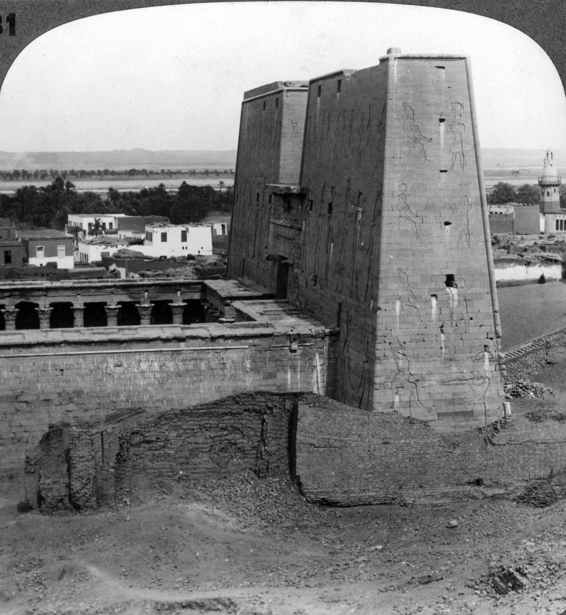 Das Pylon und der Hof des Tempels von Horus in Edfu, Ägypten, 1900 von Underwood and Underwood