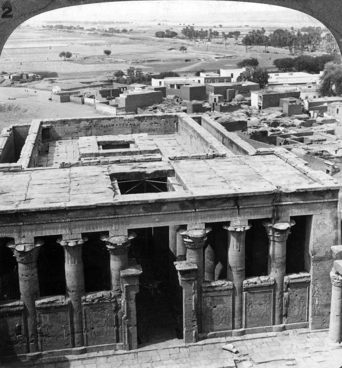 Der wunderbar erhaltene Tempel von Edfu, Ägypten von Underwood and Underwood