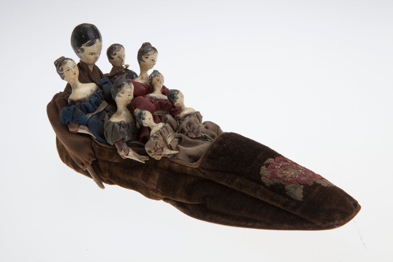 Alte Frau, die in einem Schuh lebte Spielzeug. Das Spielzeug zeigt einen Samtschuh mit acht Puppen darin von Unknown