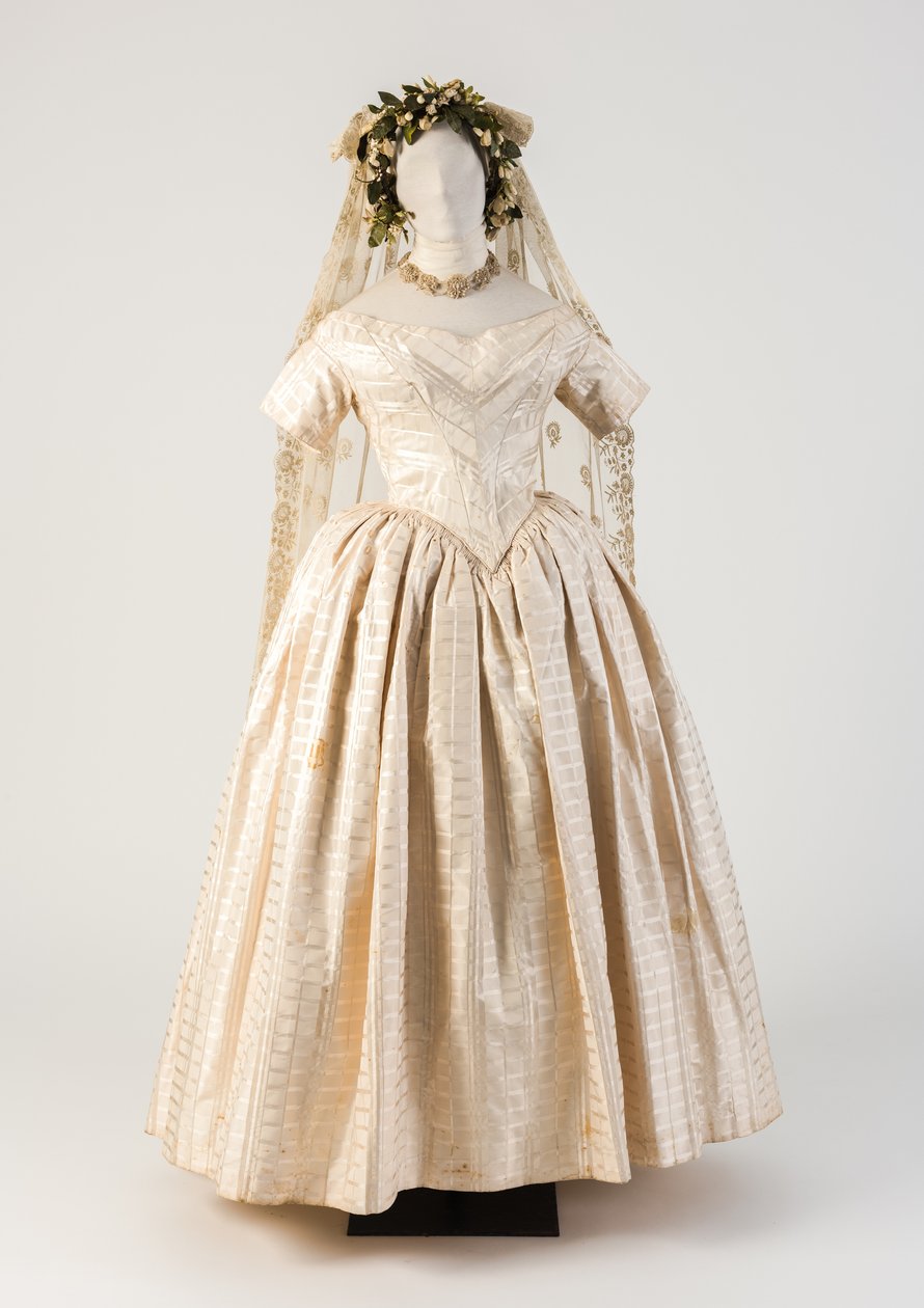 Weißes gewebtes Seidenhochzeitskleid mit besticktem Netzschleier, 1840er Jahre von Unbekannt Unbekannt