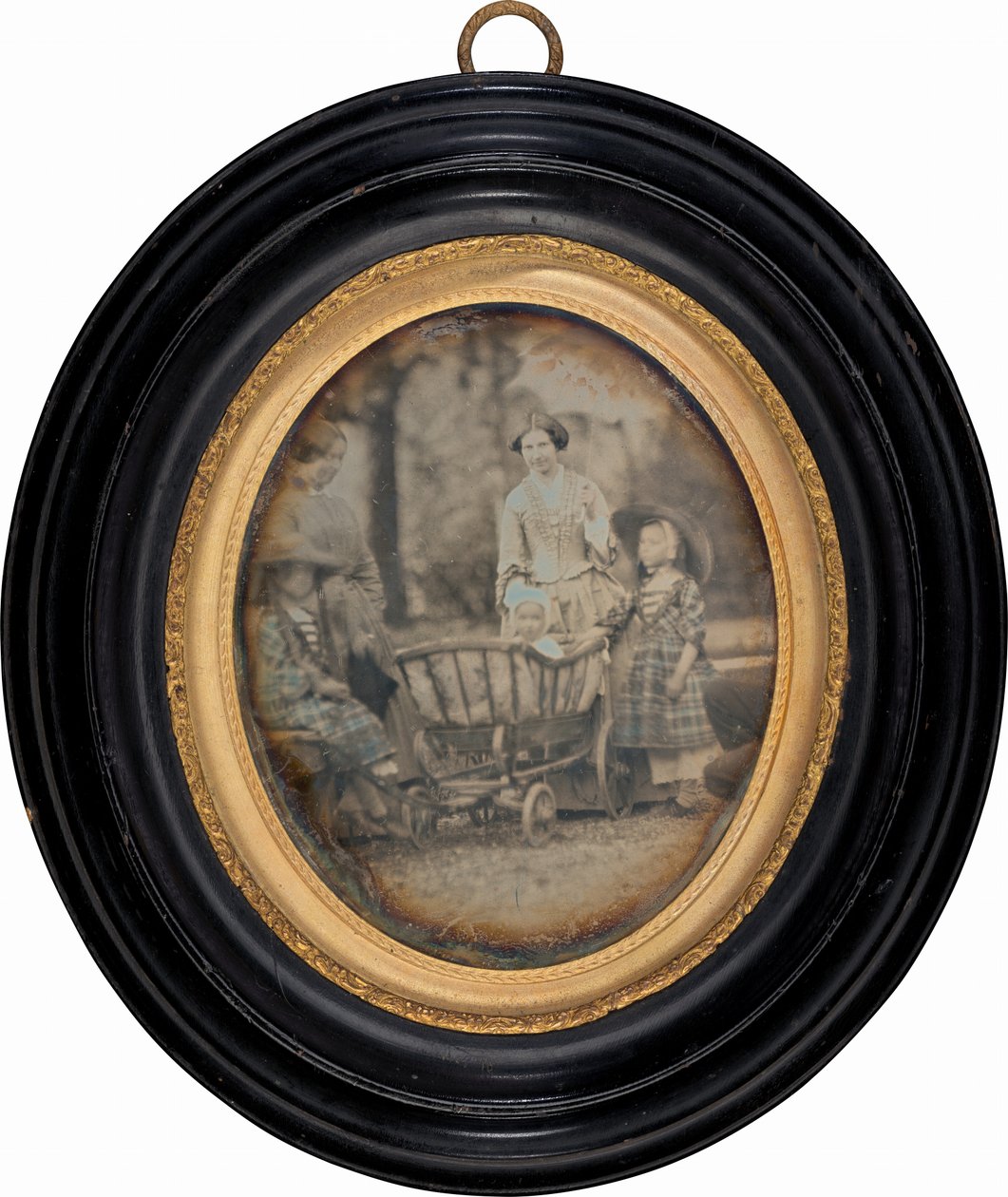 Zwei Frauen und drei Kinder im Garten von Unknown 19th Century