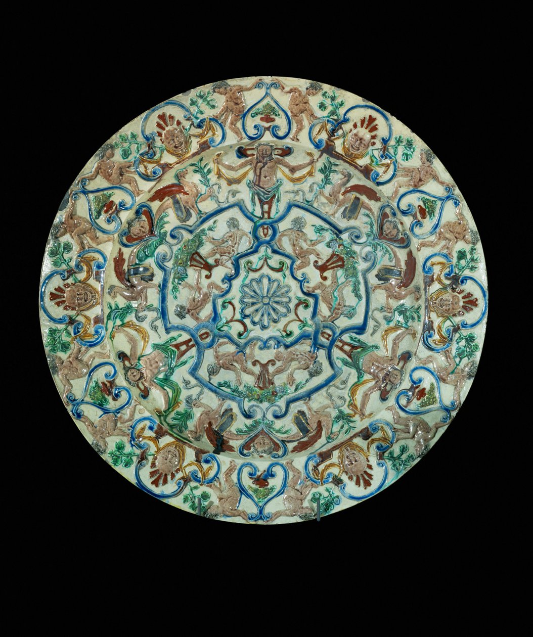 Fayence-Teller, verziert mit grotesken Ornamenten von Unknown artist