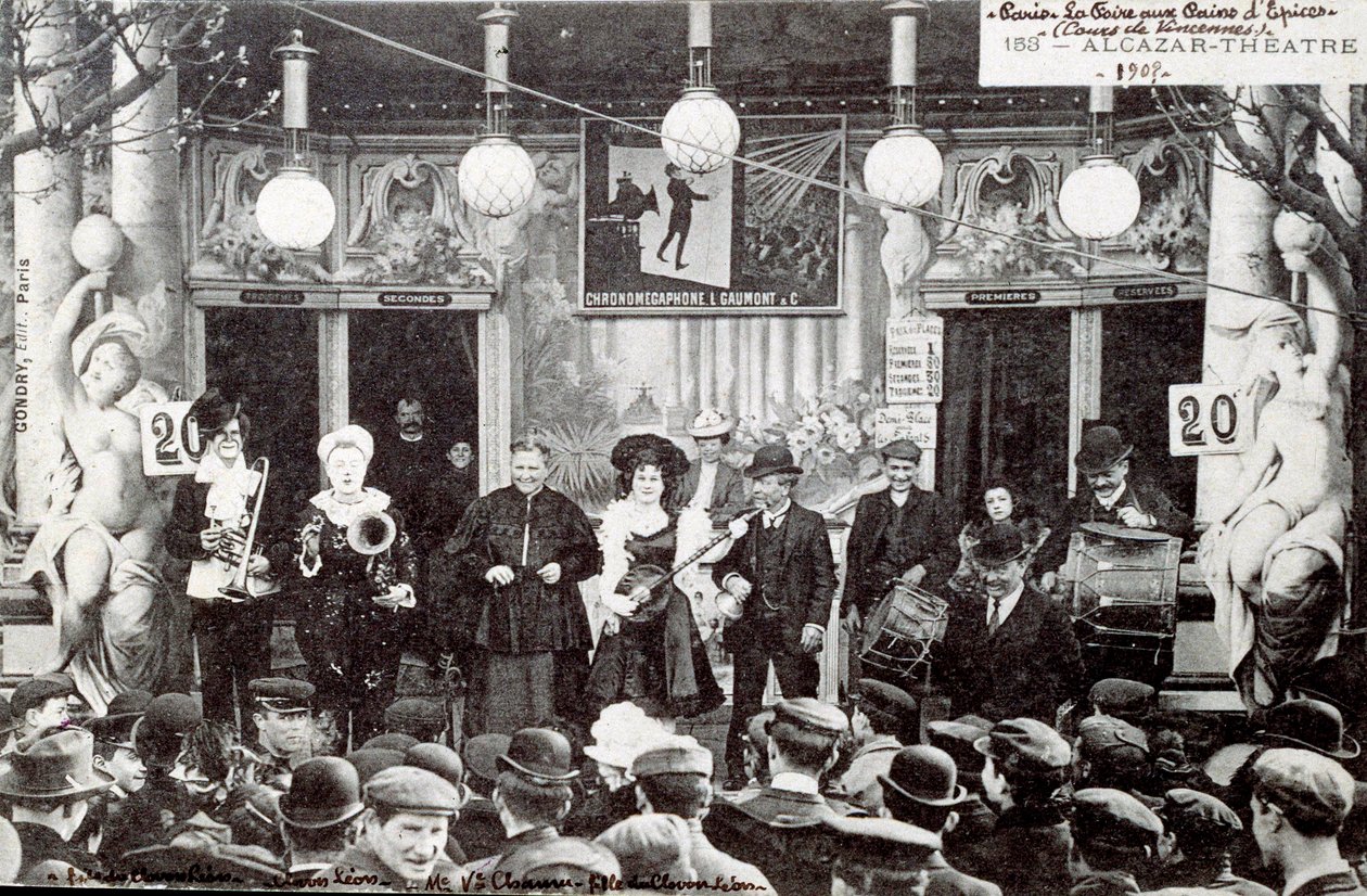 Musikshow auf dem Lebkuchenmarkt vor dem Gebäude des Alcazar-Theaters von Unknown Artist