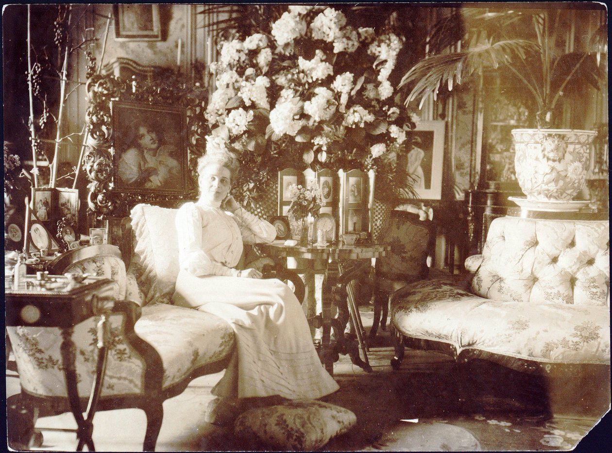 Prinzessin Sinaida Jussupowa im Wohnzimmer des Jussupow-Palastes in St. Petersburg von Unknown Artist