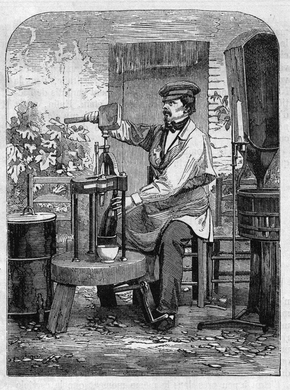 Das Abfüllen von Champagnerwein. Gravur von 1864. von Unknown artist