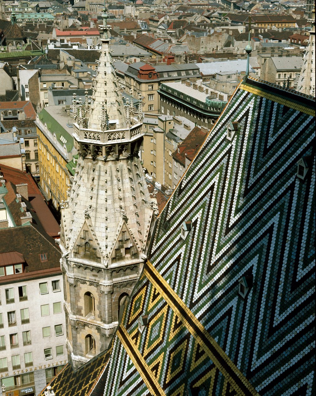 Ansicht des glasierten Ziegeldachs der Kathedrale von Unknown artist