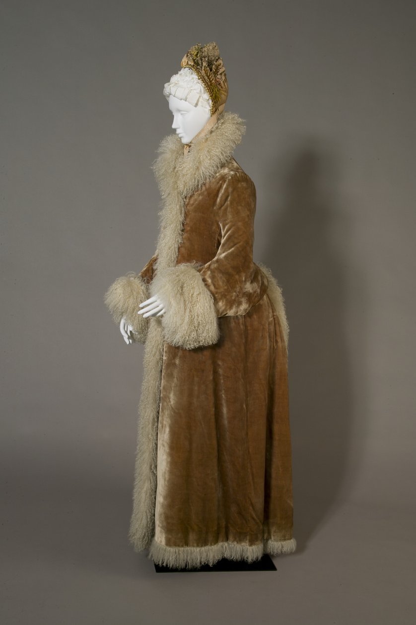 Bertha Palmers Wintermantel, ca. 1885 (Seitenansicht), Seidensamt und Lammwolle. von Unknown artist