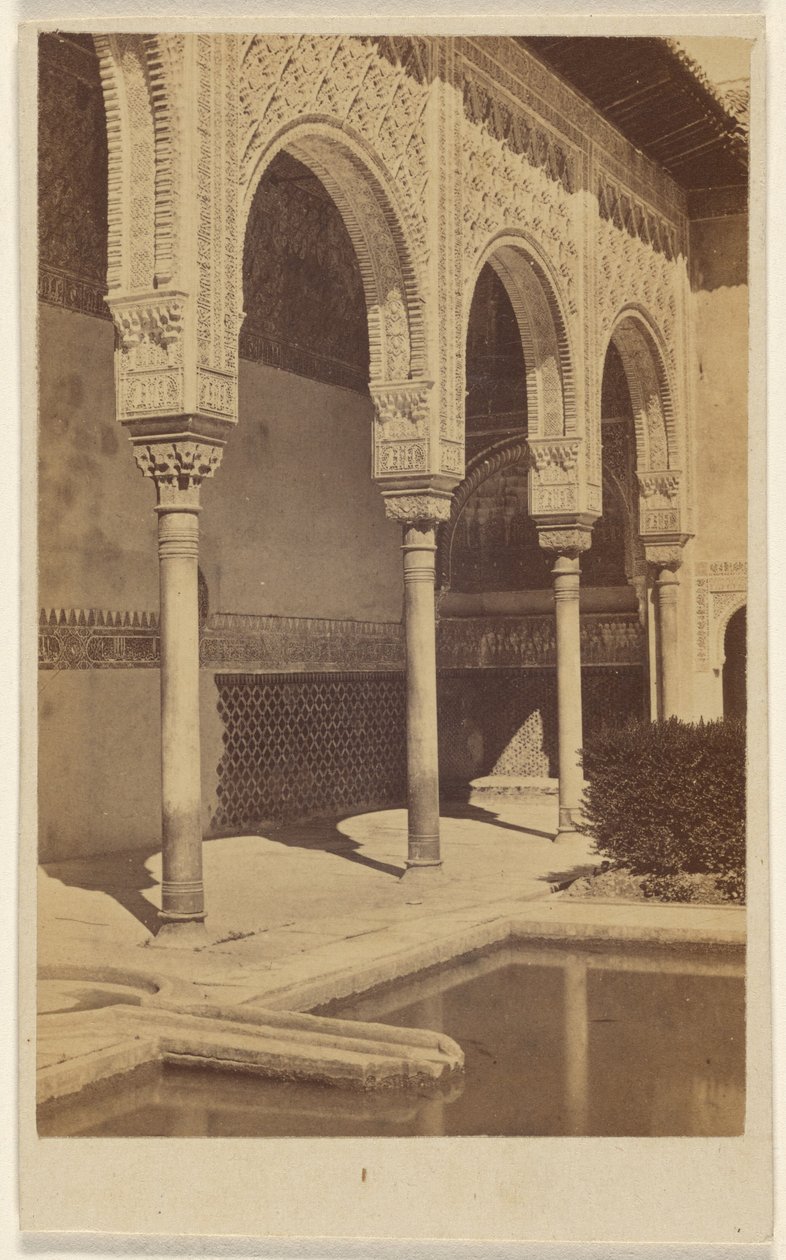 Detail der Säulen, mit Teil des reflektierenden Beckens sichtbar, die Alhambra von Unknown artist