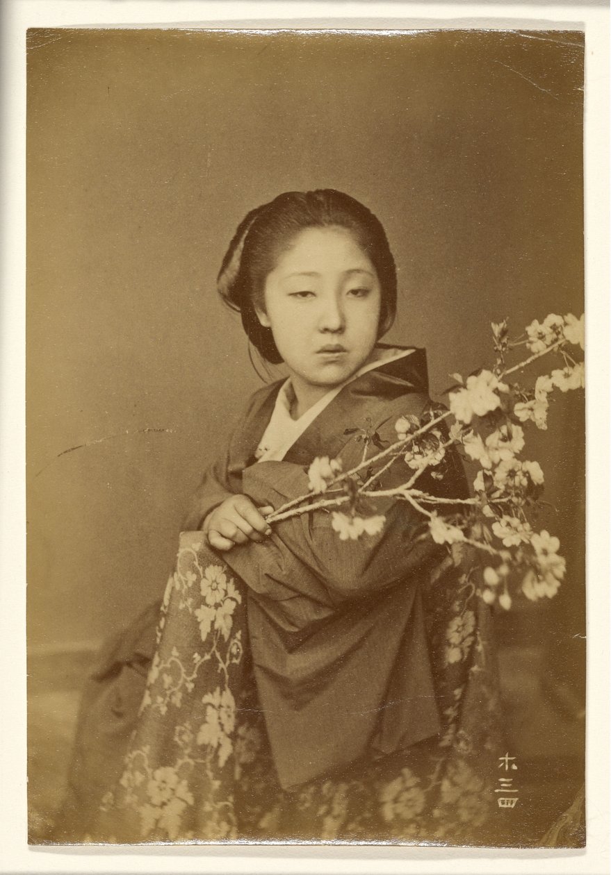 Japanische Frau hält blühenden Prunuszweig von Unknown artist
