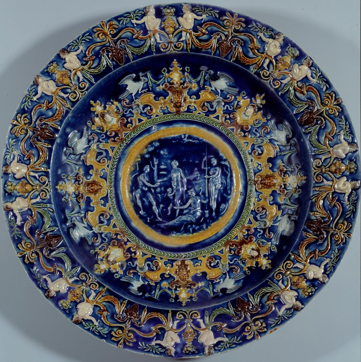 Große polychrome Fayenceschale mit einer Darstellung des Urteils des Paris von Unknown artist