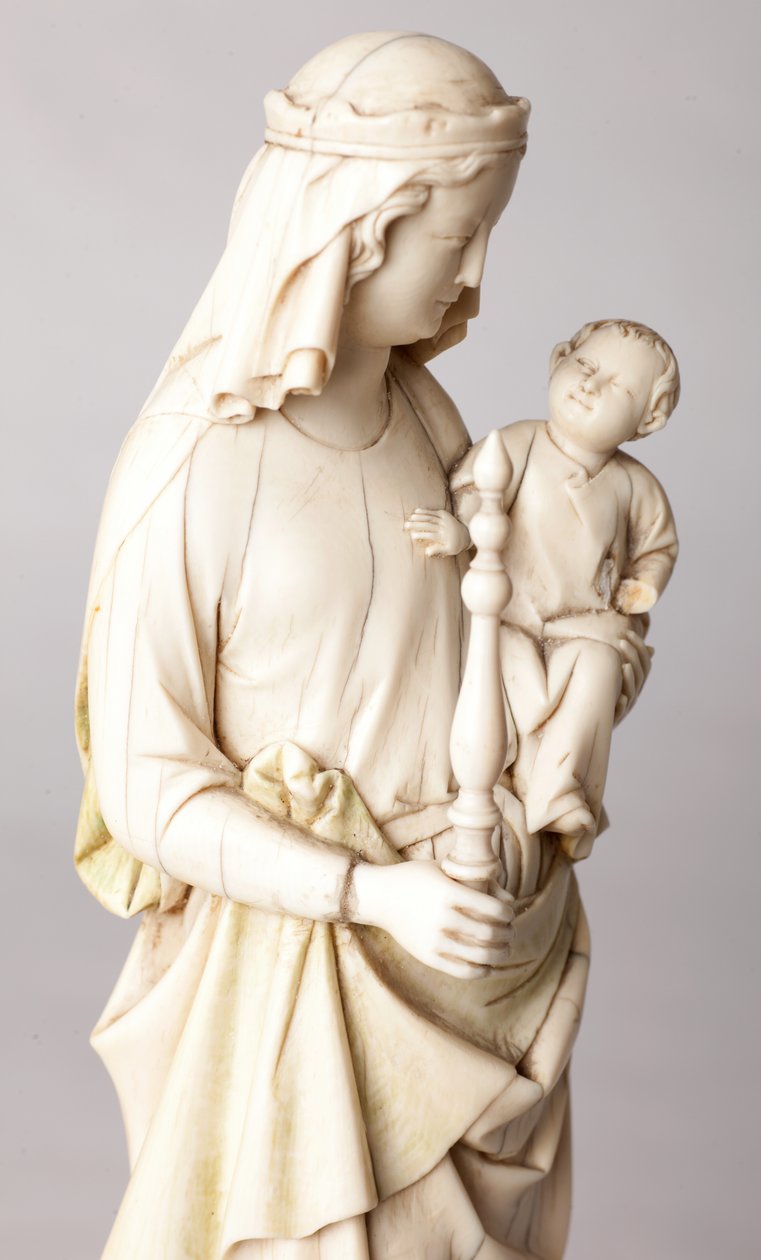 Statue. Madonna mit Kind. Geschenk von Mgr Cantineau, Dekan des Domkapitels. Elfenbein. 13. Jahrhundert. Detail, Büste. von Unknown artist