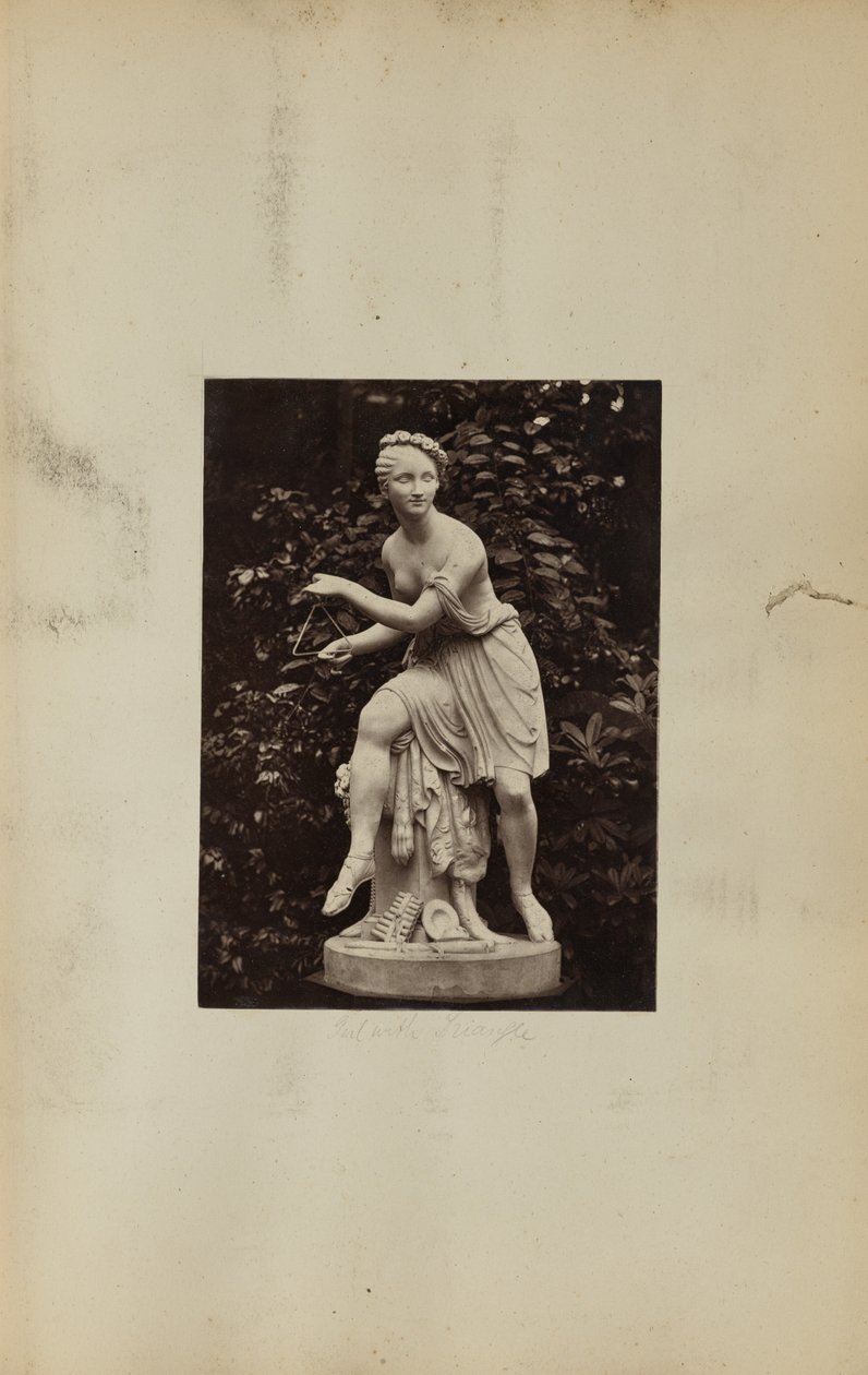 Statue eines Mädchens mit Dreieck von Unknown artist