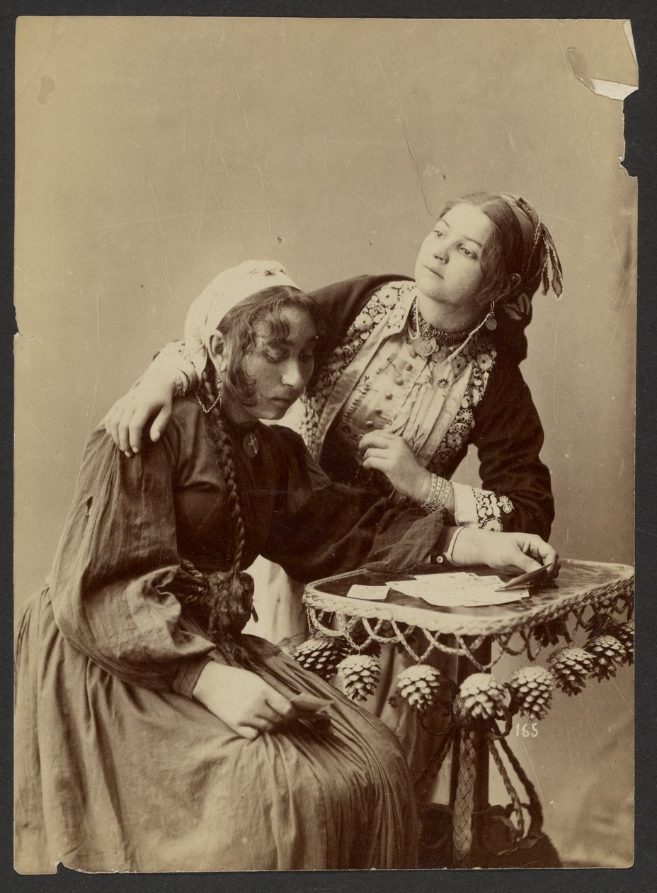 Zwei Frauen am Schreibtisch von Unknown artist