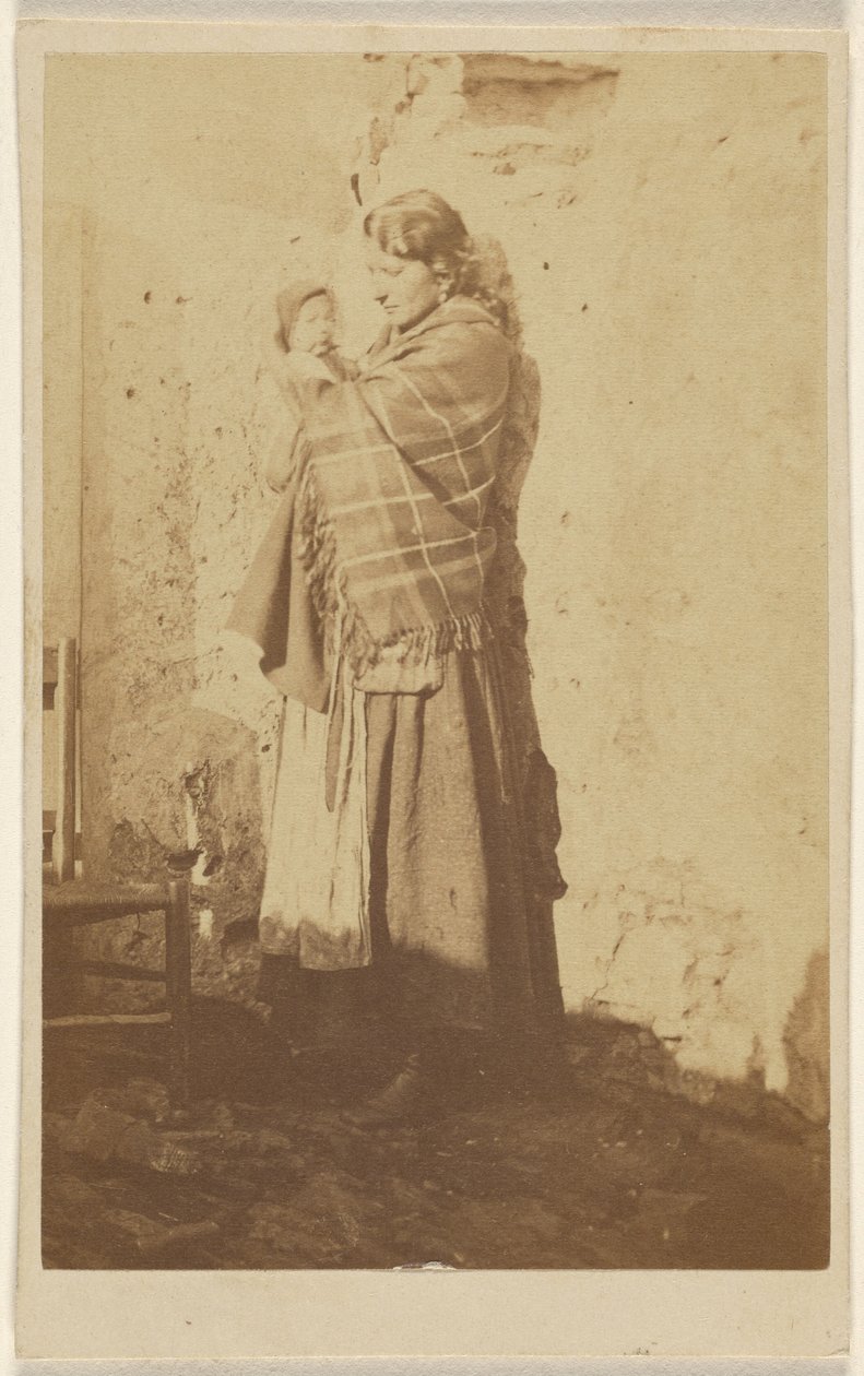[Unbekannte Frau mit Schal, ein Baby haltend] von Unknown artist/maker