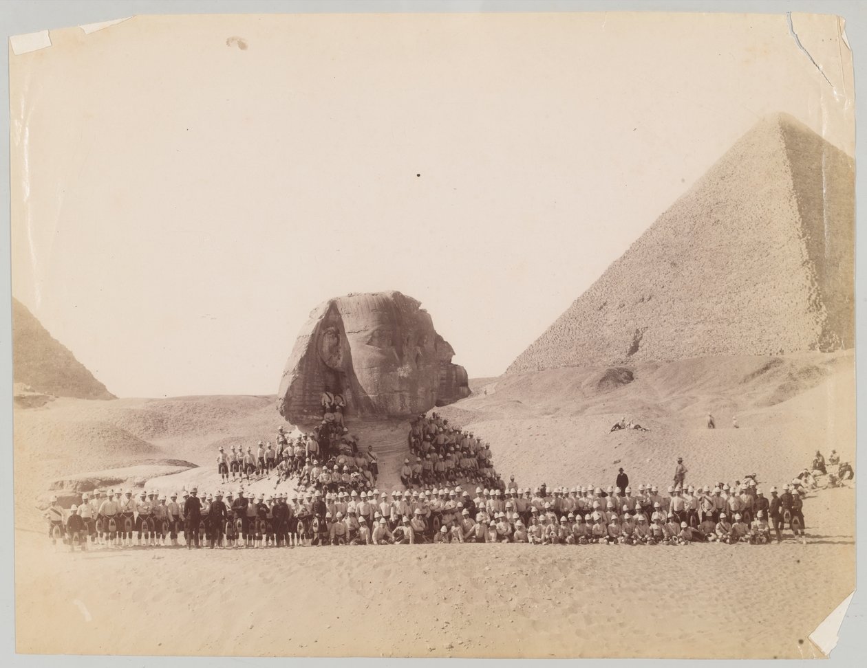 42. Highlanders vor der Sphinx in Gizeh, Ägypten von Unknown photographer