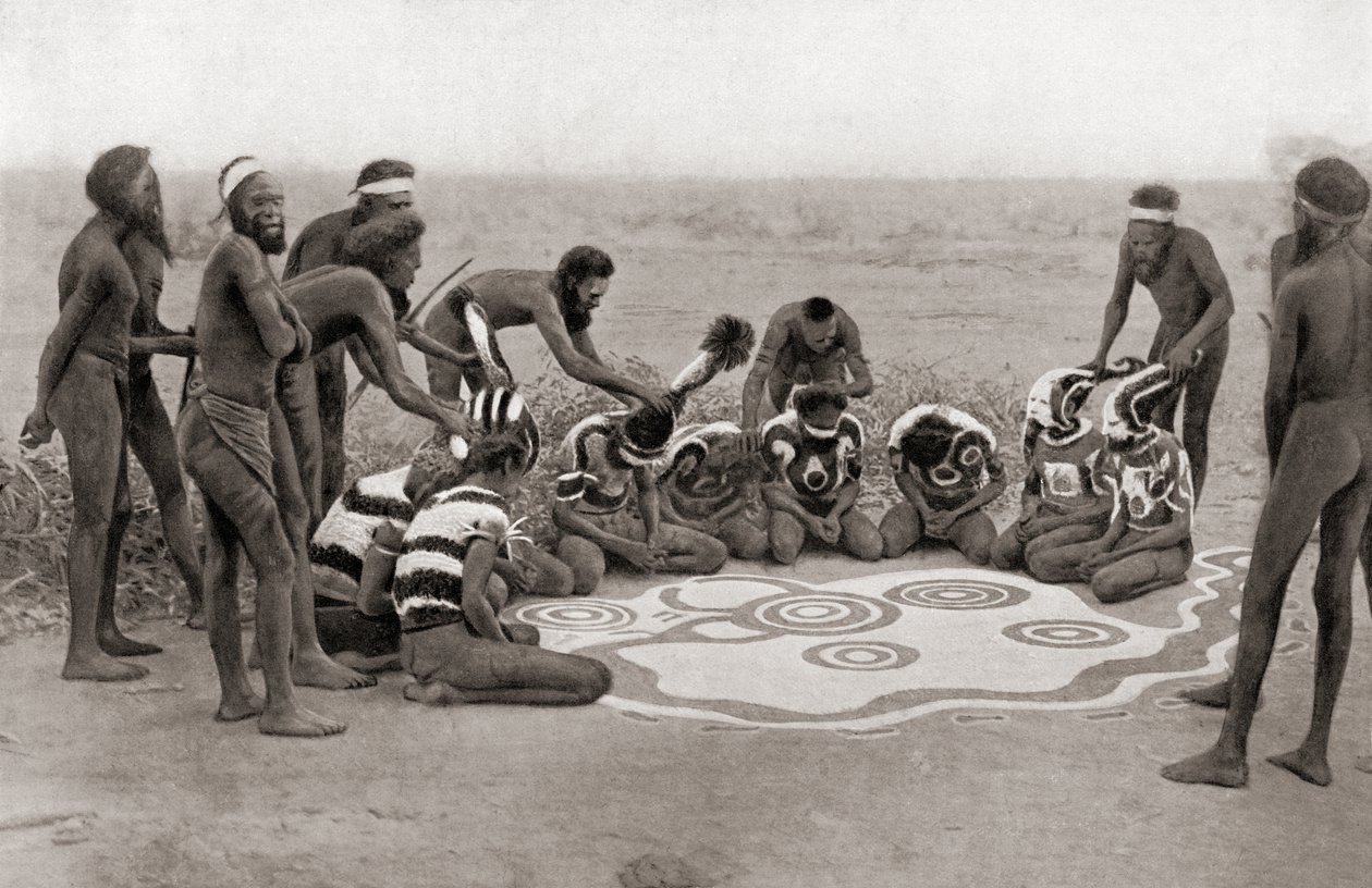 Eine totemische Zeremonie des Warramunga-Stammes, Australien von Unknown photographer