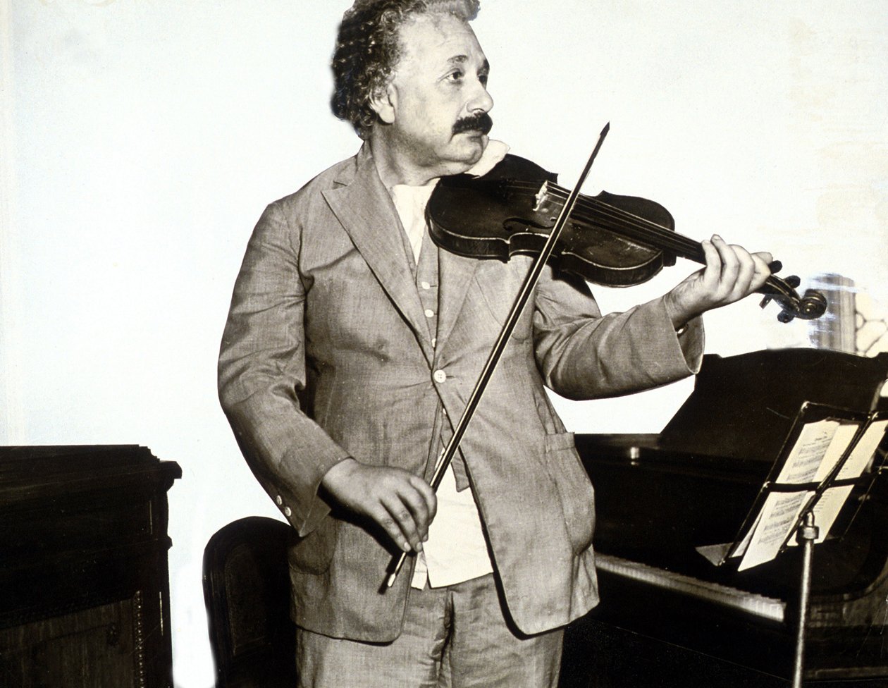 Albert Einstein spielt Geige, ca. 1932 (s/w Foto) von Unknown photographer