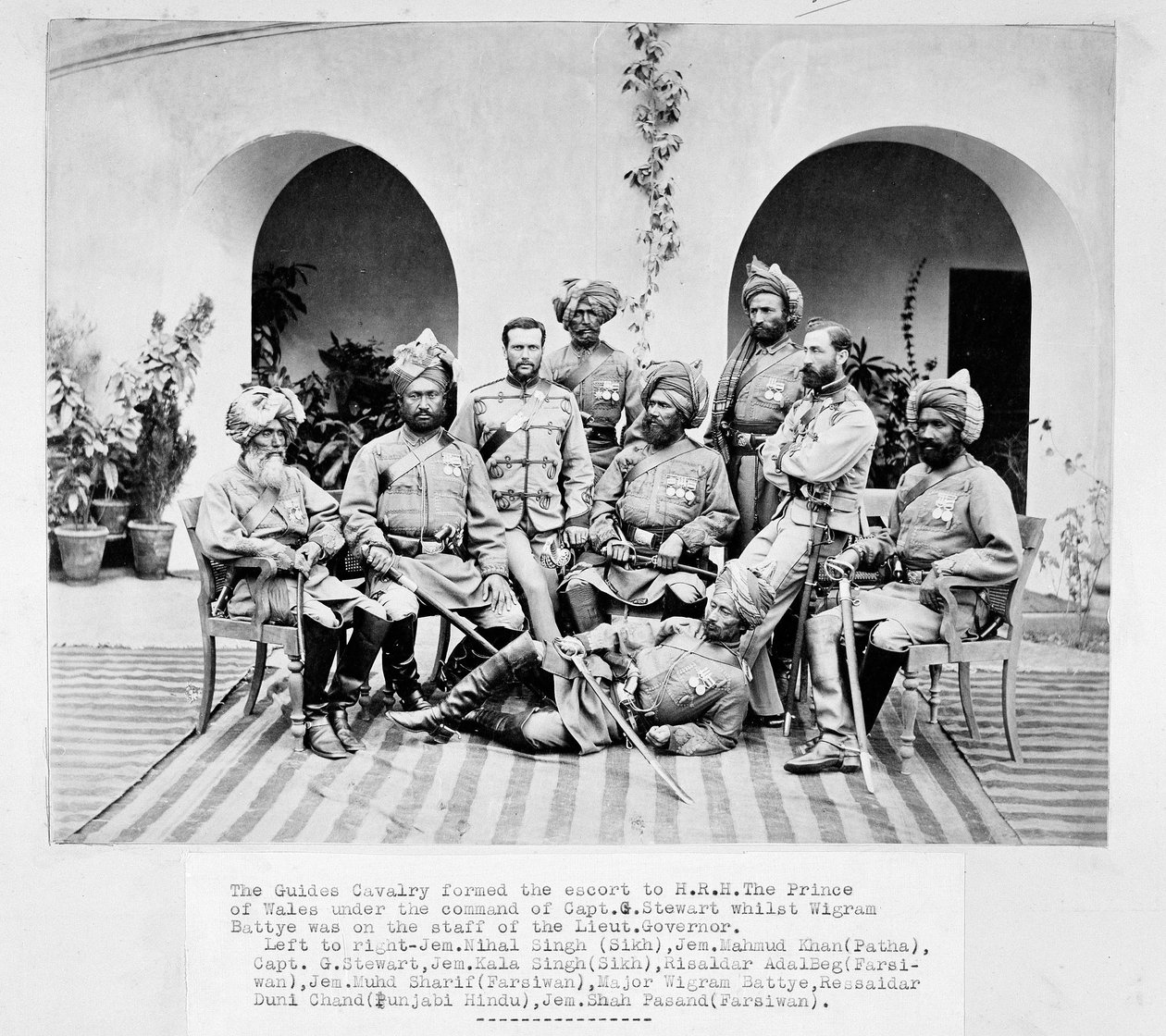 Britische und indische Offiziere des Corps of Guides von Unknown photographer