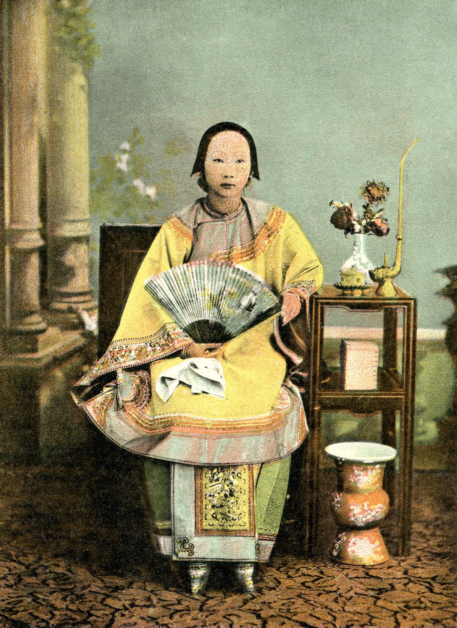 Chinesische Dame mit gebundenen Füßen, frühes 20. Jahrhundert (Postkarte) von Unknown photographer