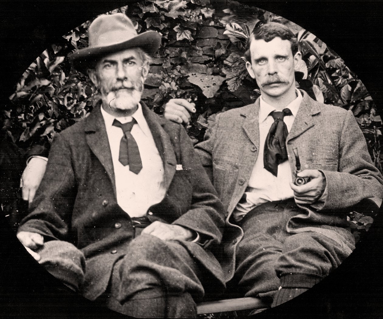 Edward Carpenter und sein Partner George Merrill, ca. 1900 (s/w Foto) von Unknown photographer