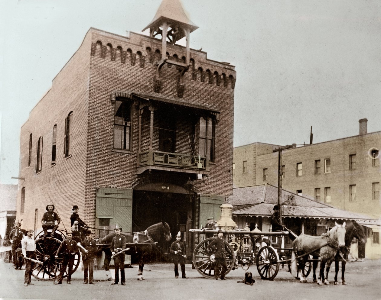 Feuerwehr posiert vor der Kaserne, Los Angeles, Kalifornien, USA. 1887. Fotografie von Unknown photographer