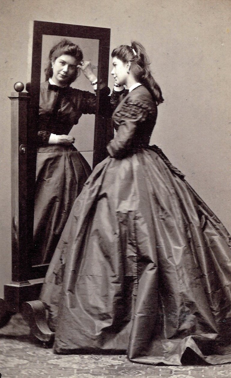Franziska Feifalik geb. Rösler, Rössler oder Angerer, bekannt als Fanny von Unknown photographer