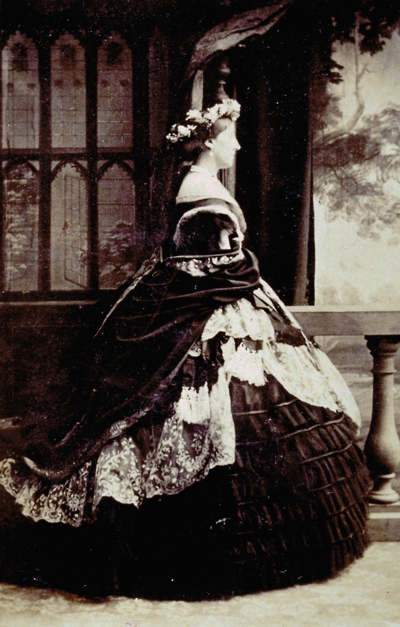 Ganzkörperporträt der Herzogin von Manchester im Abendkleid von Unknown photographer