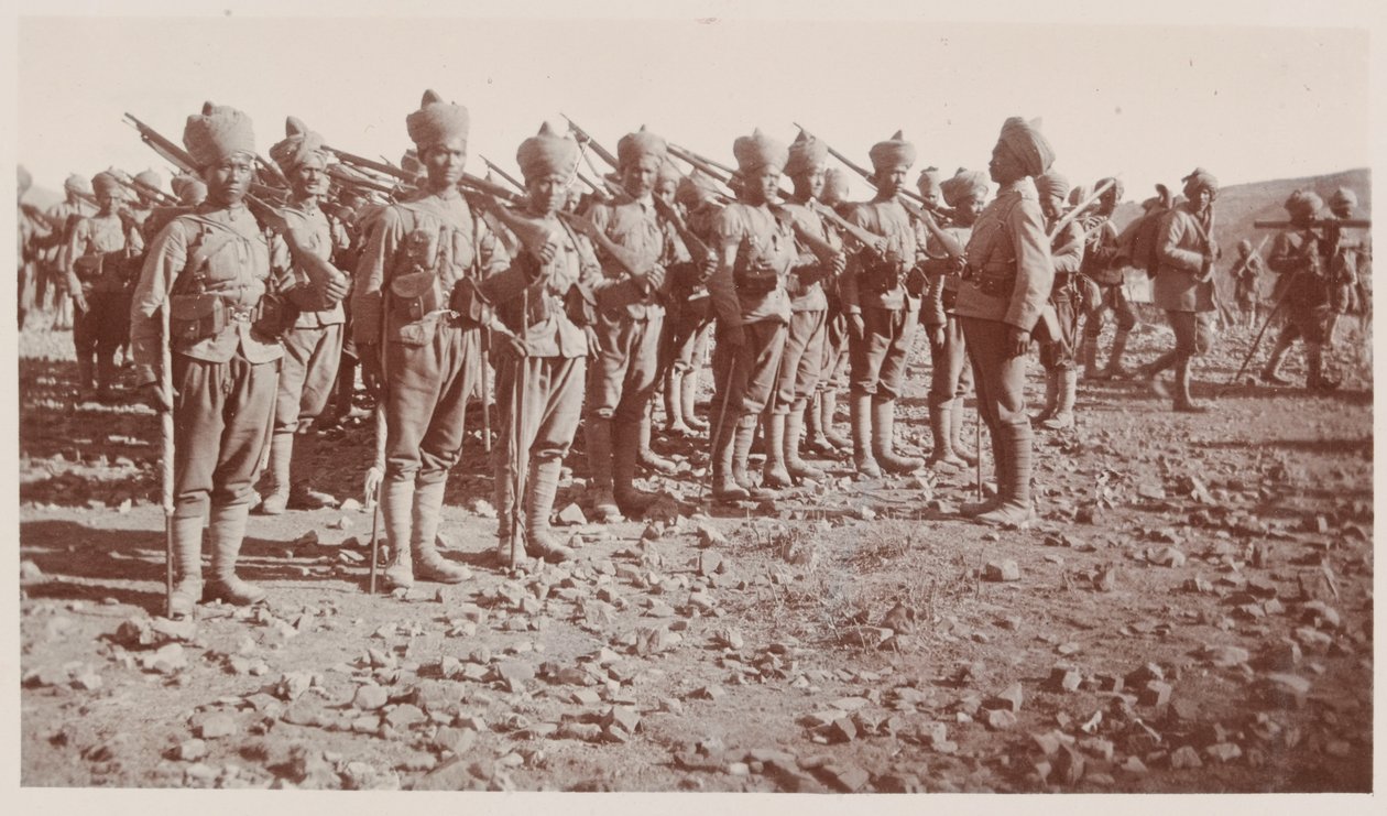 Indische Armeesoldaten bei der Parade während der Operationen in Waziristan von Unknown photographer