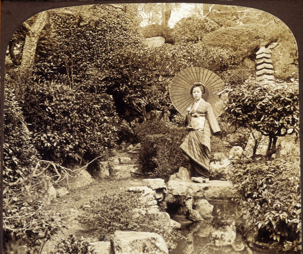 Japanischer Kimono-Schirm in einem Garten - Fotografie, späte 19. Jahrhundert von Unknown photographer