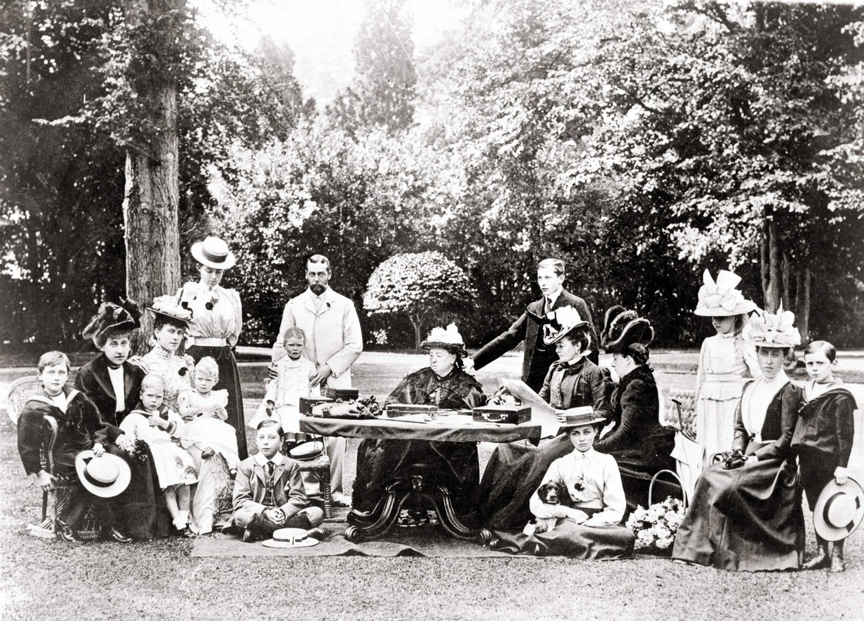 Mitglieder der britischen Königsfamilie, darunter König George V, König Edward VIII, um Königin Victoria auf einer Gartenparty von Unknown photographer
