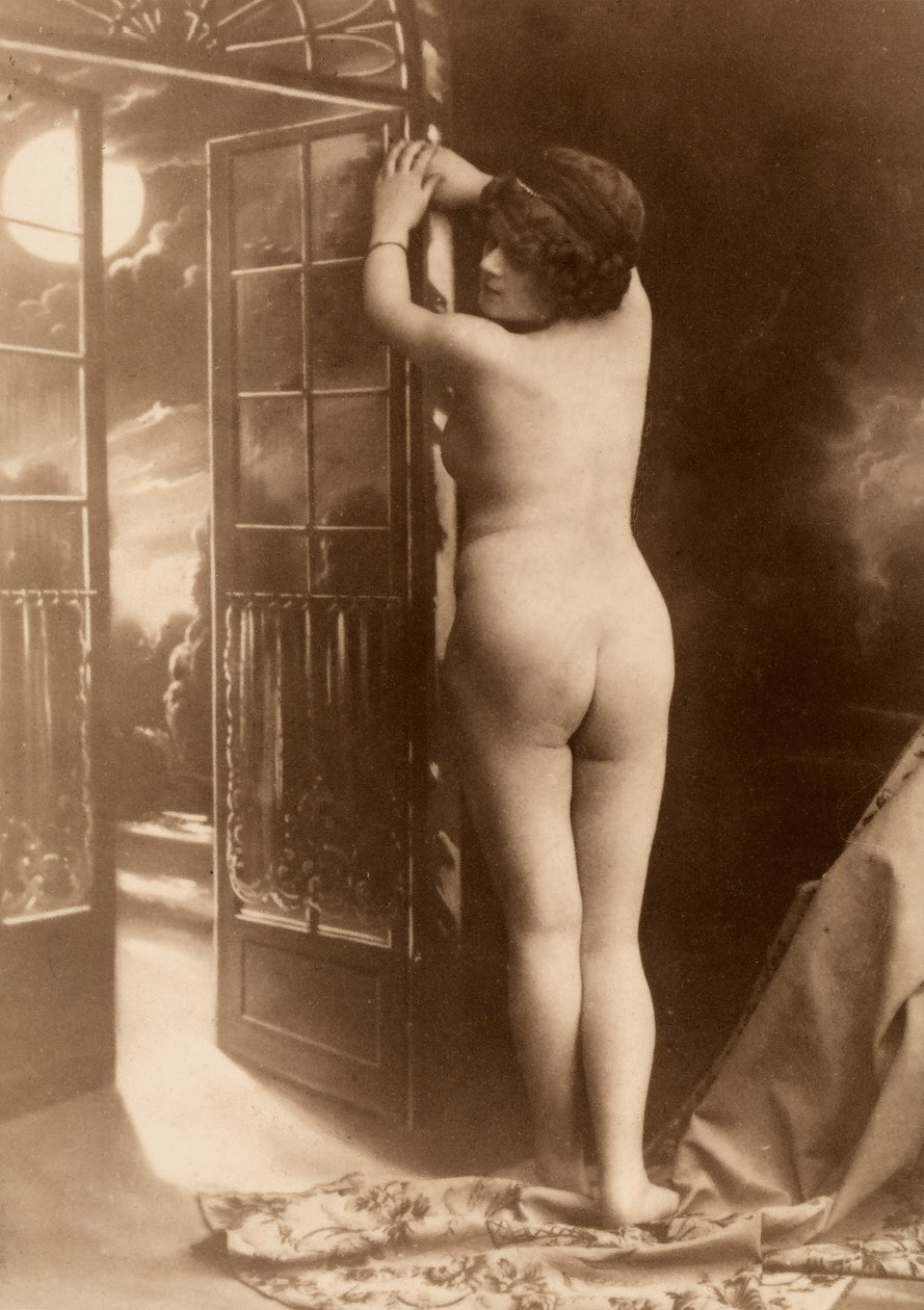 Nacktes Porträt einer jungen Frau von hinten gesehen von Unknown photographer