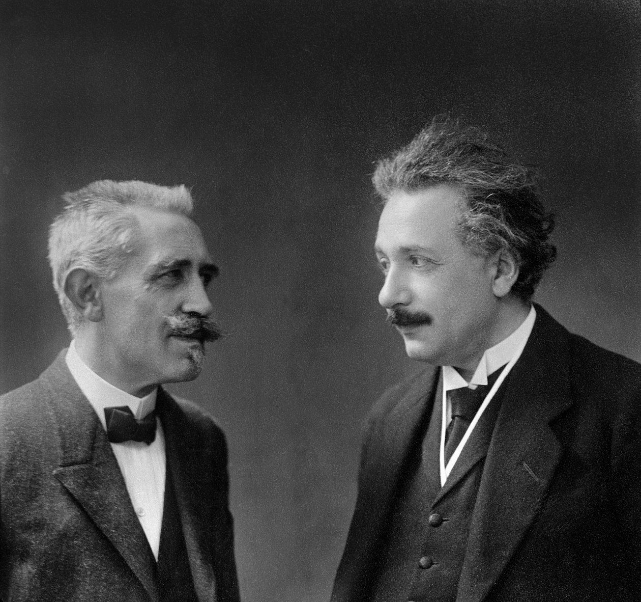 Paul Langevin und Albert Einstein von Unknown photographer
