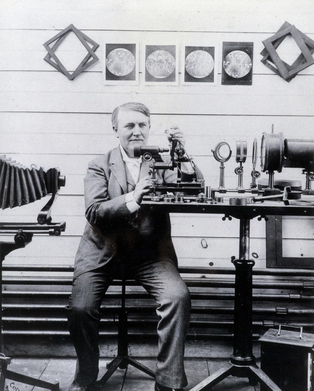 Foto von Thomas Alva Edison vor seinem Phonographen von Unknown photographer