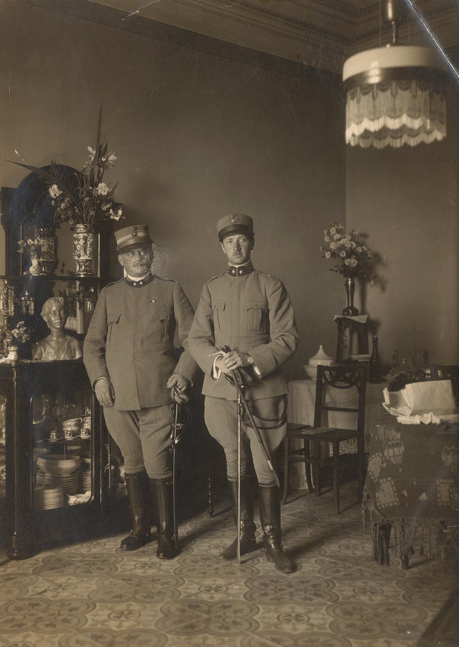 Porträt von Bruno de Pererelli in Uniform, fotografiert in Begleitung eines Soldaten von Unknown photographer