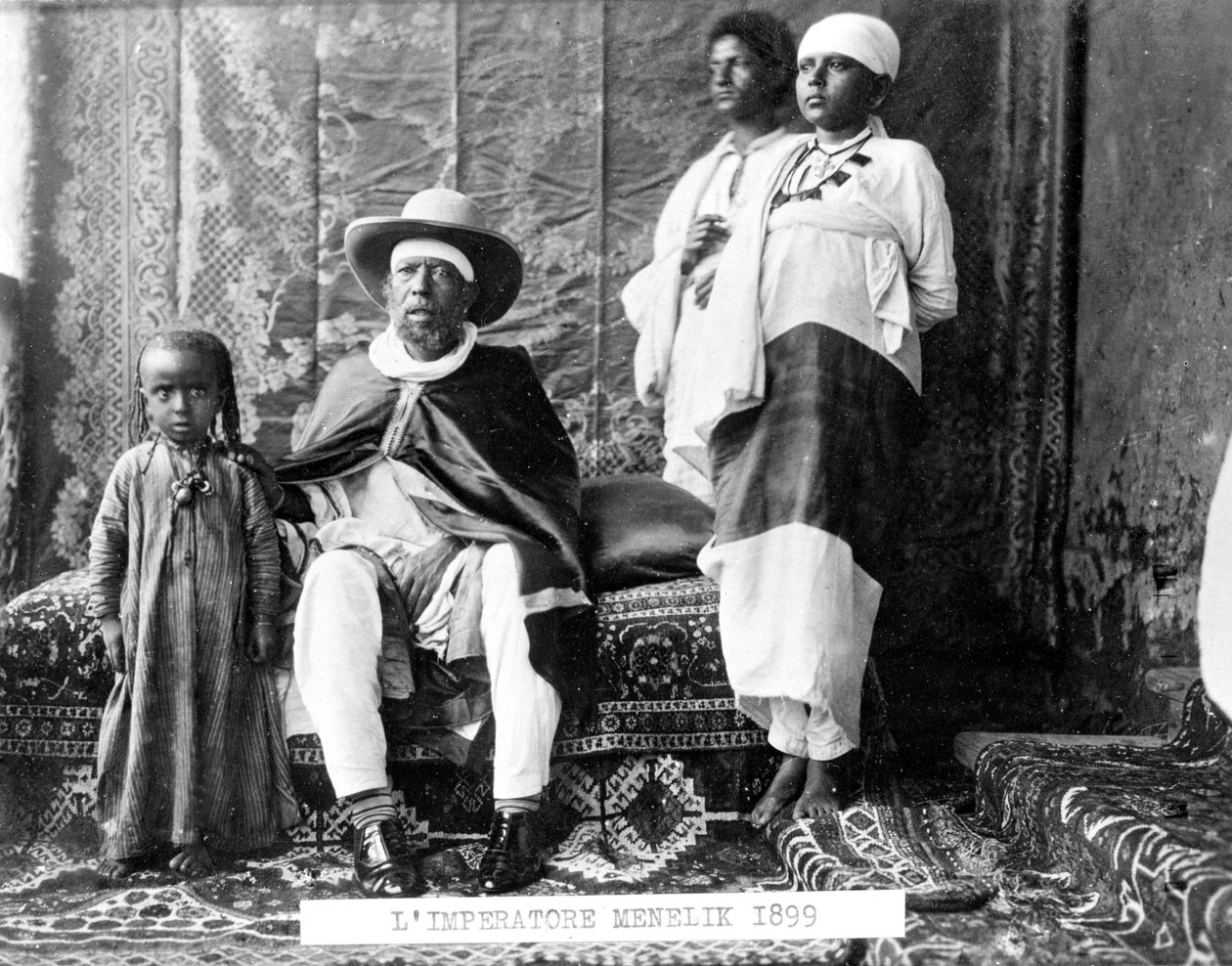 Porträt von Kaiser Menelik II. von Äthiopien (1844 - 1913) mit seiner Familie. von Unknown photographer