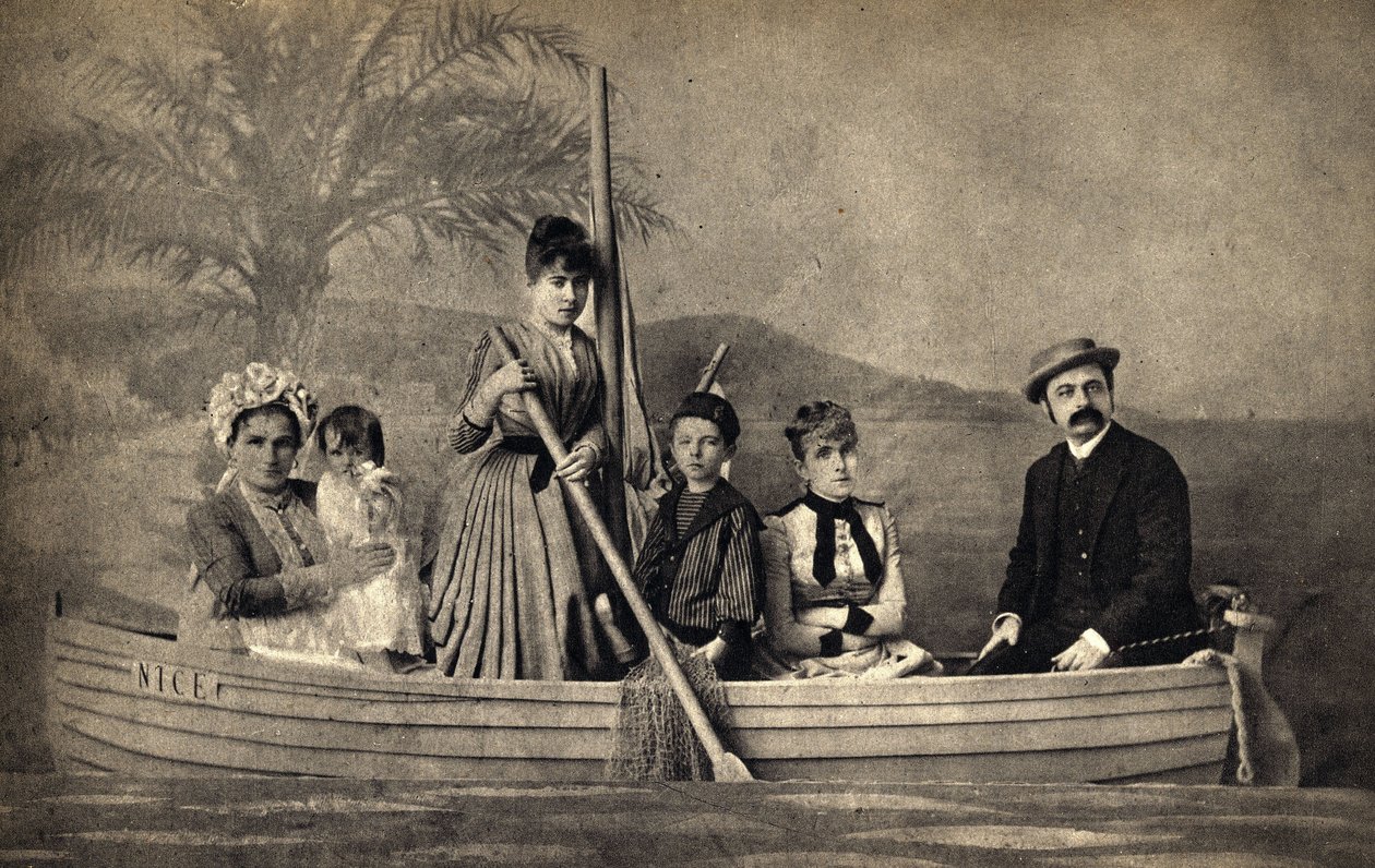 Porträt einer Familie mit einem Fotografen, inszeniert in einem Boot. Fotografie, Ende des 19. Jahrhunderts, Paris. Sammlung Selva. von Unknown photographer
