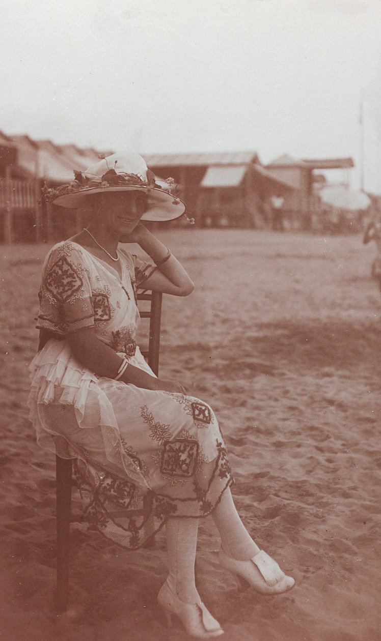 Porträt einer Frau am Strand in Viareggio von Unknown photographer