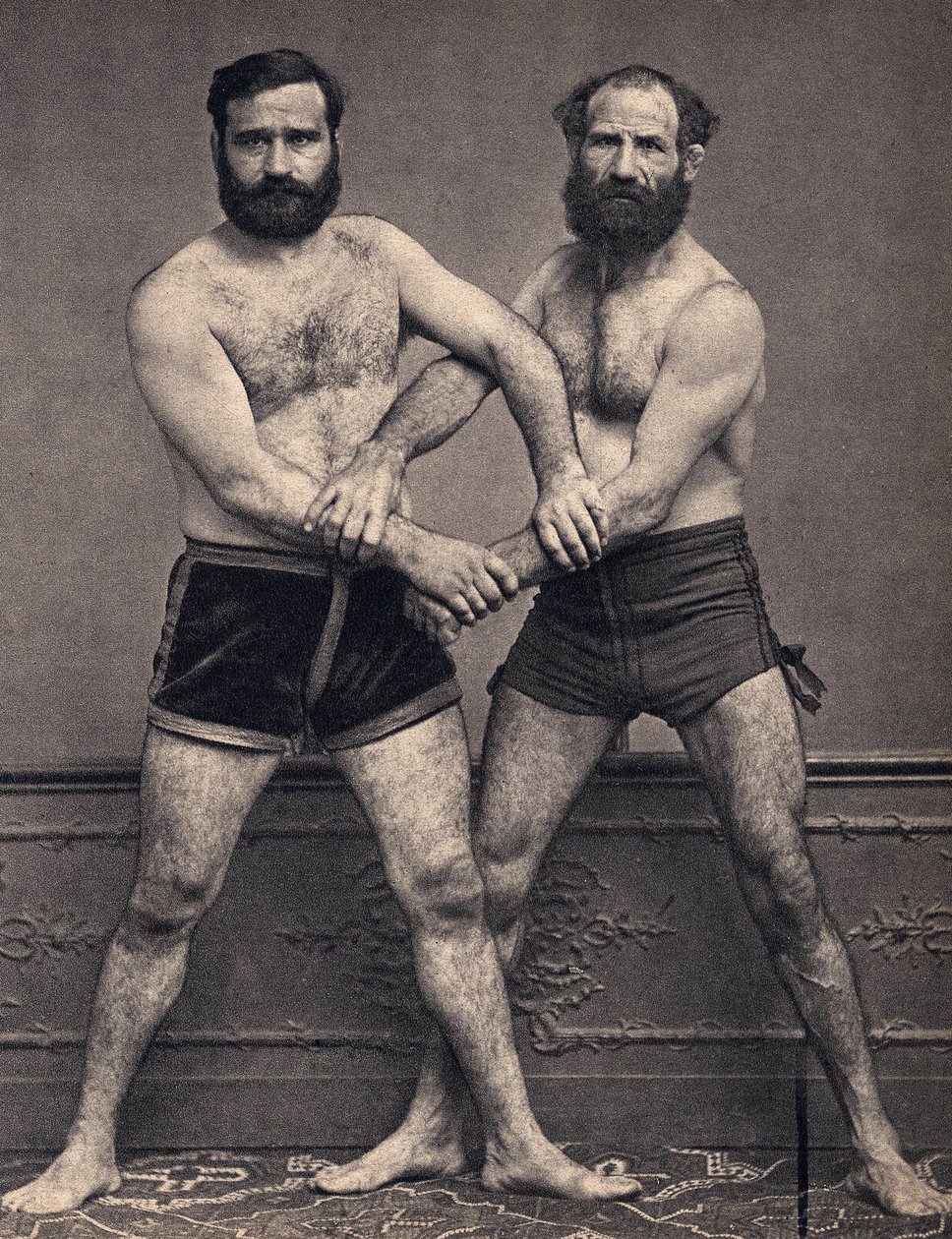 Porträt der Marseille-Brüder im Ringen. Fotografie, Ende des 19. Jahrhunderts, Paris. Sammlung Selva. von Unknown photographer