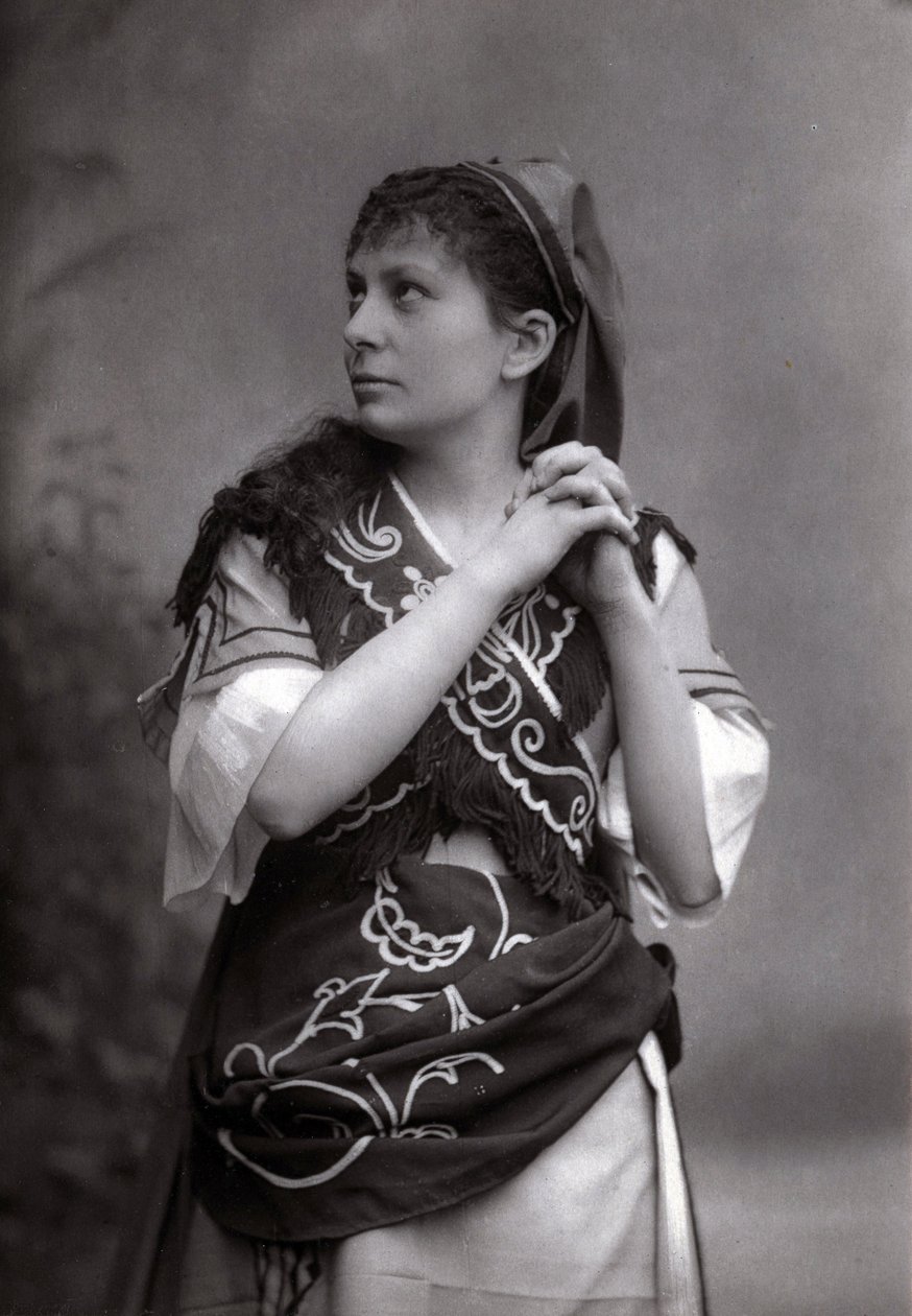 Porträt der Sopranistin Elisabeth Janvier in „Le Tribut de Zamora“ von Charles Gounod im Jahr 1881. von Unknown photographer