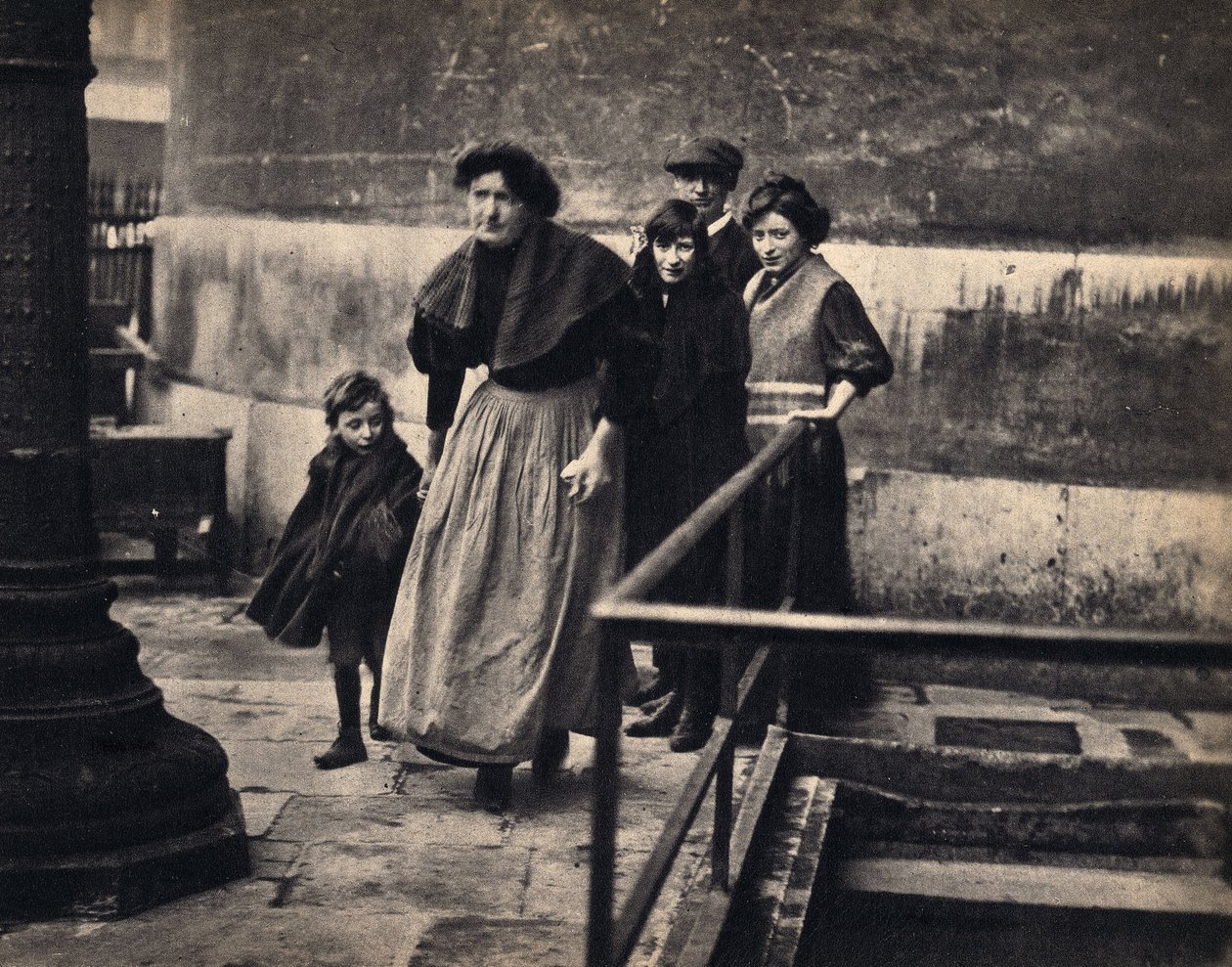 Szene einer Familie, die in Paris vertrieben wurde. Fotografie, Ende des 19. Jahrhunderts, Paris. Sammlung Selva. von Unknown photographer