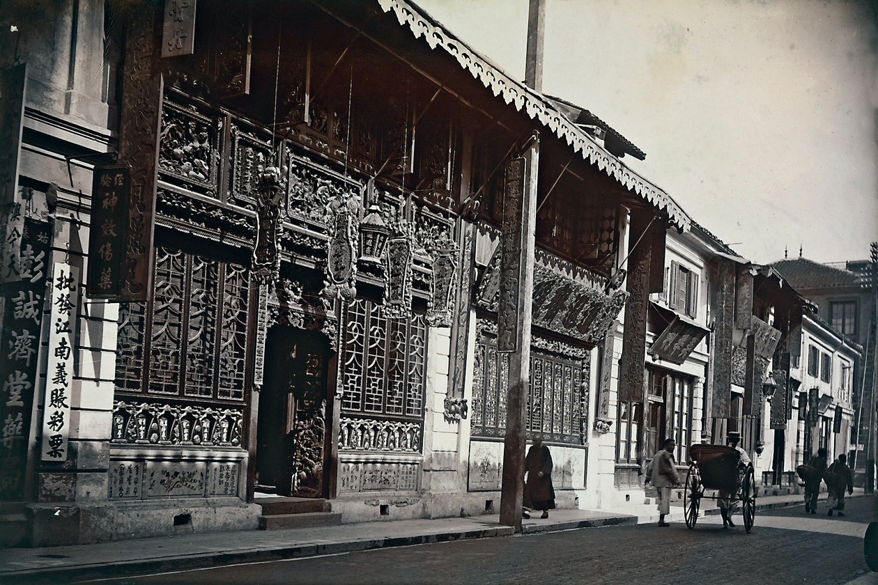 Ansicht von Gebäuden entlang einer Straße in China von Unknown photographer