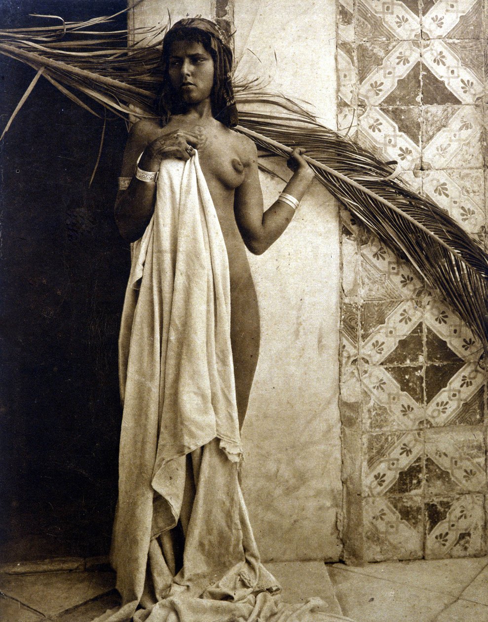 Junge Berberin posiert nackt. Fotografie um 1890 von Unknown photographer