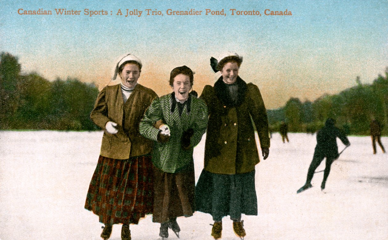 Kanadische Wintersportarten: Ein fröhliches Trio, Grenadier Pond, Toronto, Kanada, 20. Jahrhundert von Valentine and Sons Publishing Co