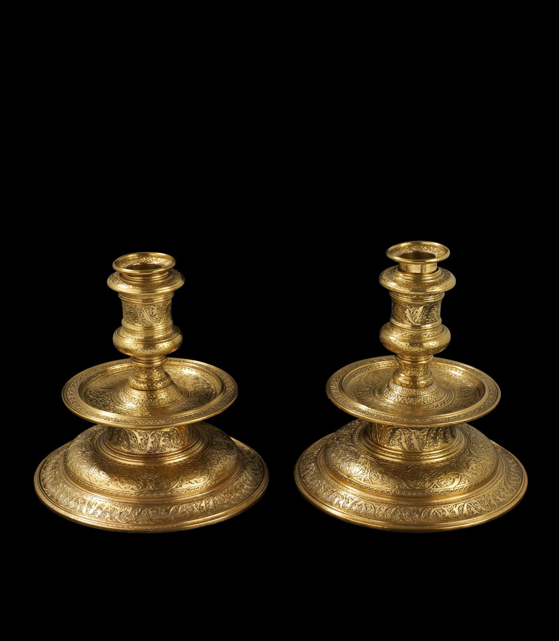 Paar Kerzenhalter aus graviertem Messing, mit späterer Überarbeitung, Vergoldung und Hinzufügung von abnehmbaren Einsätzen und Holzsockeln, 1500-25 von Venetian School