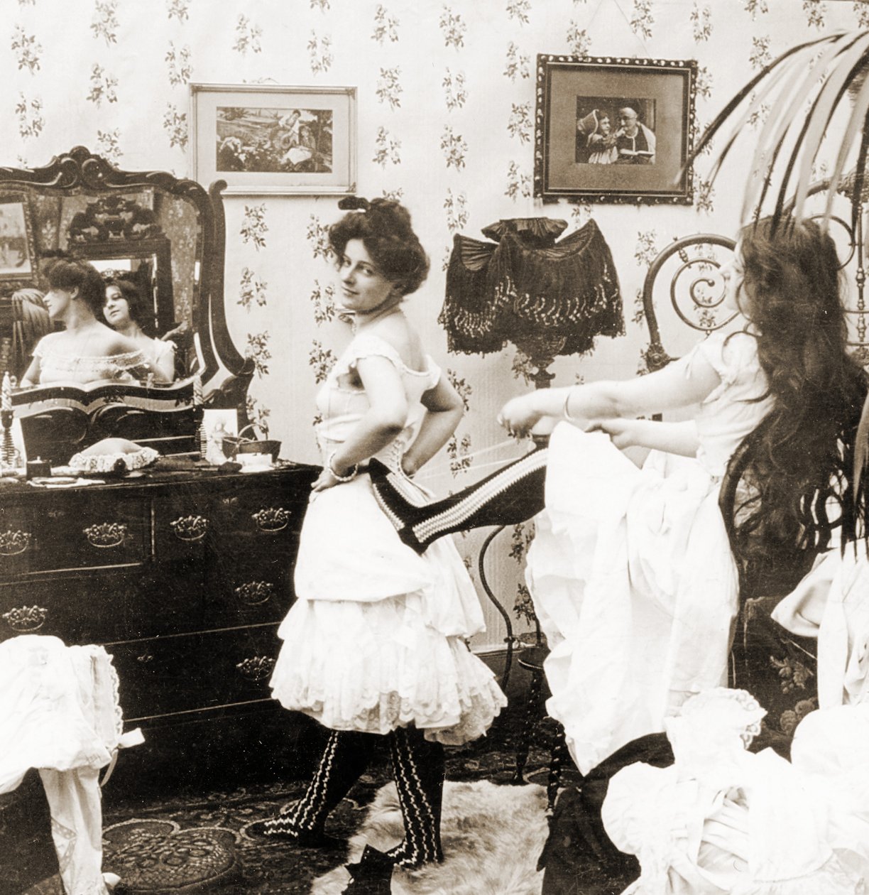 Stereoskopische Karte, die eine Frau zeigt, die in ein Korsett geschnürt wird, ca. 1900 von Vermont, USA H.C. White Company