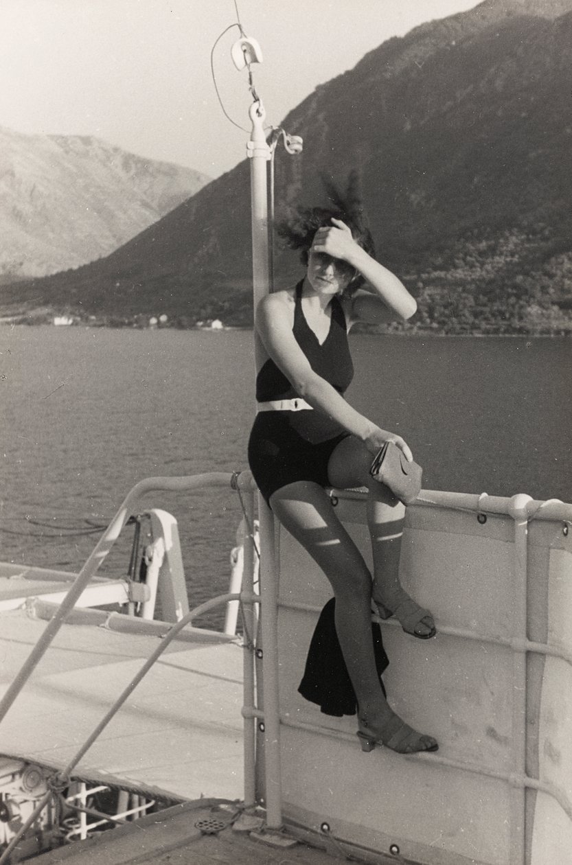 Porträt einer Frau an Bord eines Kreuzfahrtschiffs, aus dem Album 