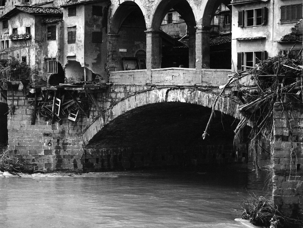 Die halb zerstörte Ponte Vecchio nach der Flut in Florenz von Vincenzo Balocchi