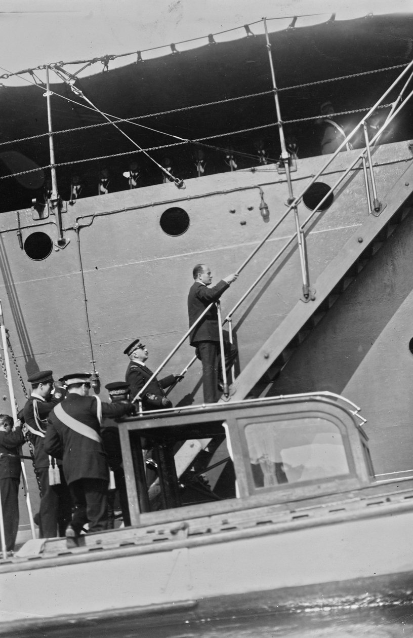 Benito Mussolini in Zivilkleidung auf der Leiter des Schiffes Real Ferruccio im Hafen von Gaeta von Vincenzo Pignatiello