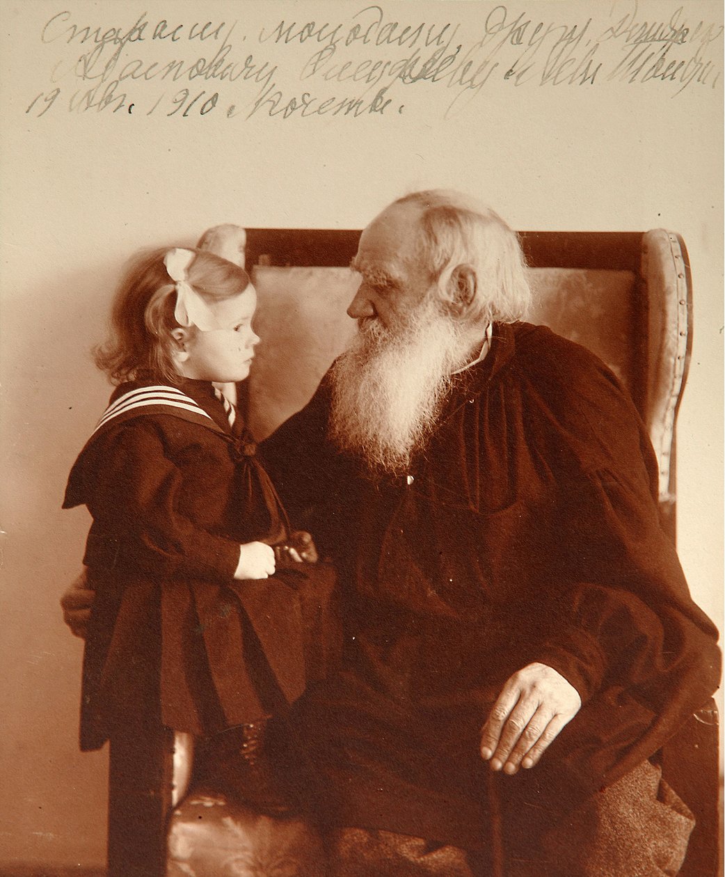 Der Autor Leo Tolstoi mit seiner Enkelin Tatiana in Jasnaja Poljana, 1910 von Vladimir Grigorievich Chertkov